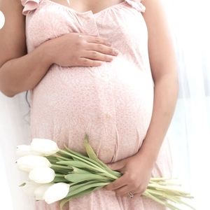 New, never worn. Kindred Bravely , Ruffle Strap Labor & Delivery Gown M/L